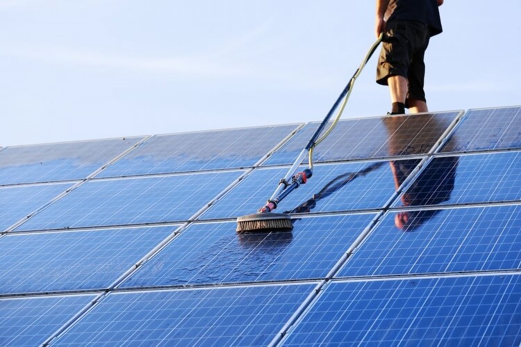 Hoe maak je zonnepanelen schoon?